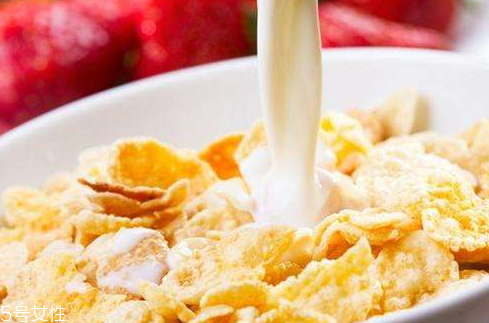 家樂氏玉米片怎么吃 三大步驟讓你品嘗濃香玉米片 家樂氏玉米片怎么吃 三大步驟讓你品嘗濃香玉米片