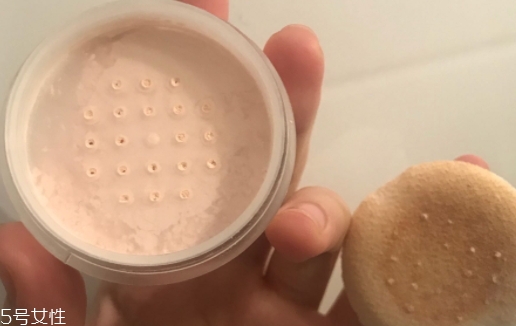 散粉可以補(bǔ)妝和定妝嗎？從散粉的功效來說