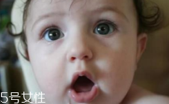 睡覺時流口水是什么?。恳磭乐爻潭?></p><h3>寶寶為什么會流口水</h3><p>1、吞咽功能不完善</p><p>新生兒時期，寶寶的唾液腺還不發(fā)達，分泌的唾液較少，因此寶寶嘴里沒有多余唾液流出。寶寶長到3、4個月大時，唾液腺逐漸發(fā)育成熟，唾液分泌量增加，但吞咽功能還尚不健全，閉唇與吞咽動作不協(xié)調(diào)，所以會經(jīng)常常流口水。</p><p>2、牙齒萌出</p><p>當寶寶長到6、7個月時會開始長牙，牙齒萌出的時候會刺激到口腔內(nèi)神經(jīng)，此時寶寶唾液腺也已發(fā)育成熟，會大量分泌唾液，流口水的現(xiàn)象就會更明顯。</p><p>3、食用含淀粉食物</p><p>寶寶在添加輔食后，輔食中的淀粉也會刺激唾液分泌（唾液里主要是淀粉酶），使口水明顯增多。</p><p>4、刺激口腔</p><p>還有很多寶寶喜歡吮吸手指，手指刺激口腔，也會增加唾液腺的分泌，再加上寶寶的口腔很小、又很淺，吞咽功能也不完善，還不會咽口水，口水就會漸漸“泛濫”。</p><p>這些都屬于生理性的流口水。一般來說，生理性的流口水會隨著寶寶的生長發(fā)育會自然消失，只要做好護理工作，無需過于擔心。</p><p style=