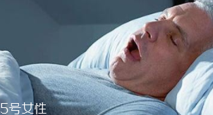 睡覺時(shí)打鼾怎么辦？謹(jǐn)防嚴(yán)重時(shí)猝死