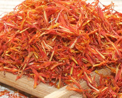 紅花泡腳可以天天泡嗎？建議一周1-2次為宜