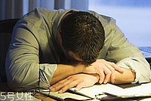 熬夜有哪些風(fēng)險？小心造成慢性自殺