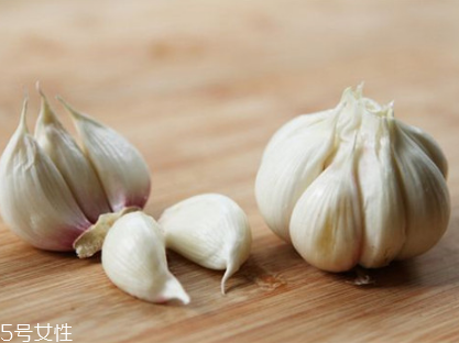 吃大蒜對腎有好處嗎？大蒜泡酒可補腎