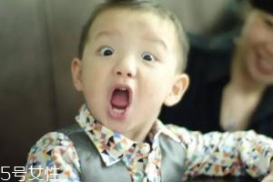 熊孩子往輸液瓶里注臟水 熊孩子怎么管教？