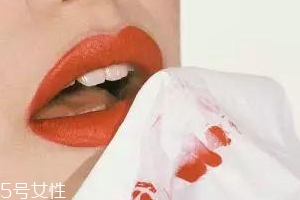 潤唇膏要怎么清潔？用前刮掉一層