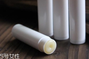 潤(rùn)唇膏能用多長(zhǎng)時(shí)間？打開(kāi)后只能用3個(gè)季度