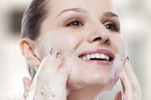 洗臉有白皮怎么回事？洗面奶太強勁