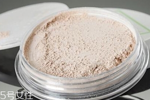 散粉取粉用什么好？粉撲和化妝刷要配合使用