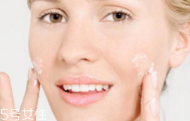 封閉性粉刺的發(fā)病機(jī)制是什么？角質(zhì)層太厚