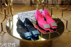 roger vivier是哪個(gè)國(guó)家的牌子？方扣鞋里的經(jīng)典之作