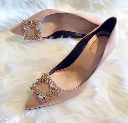 roger vivier是哪個國家的牌子？方扣鞋里的經(jīng)典之作