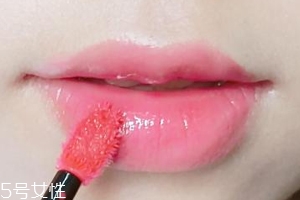 涂唇釉為什么不能抿嘴？沒(méi)干之前抿嘴會(huì)殘妝