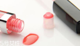 涂唇釉為什么不能抿嘴？沒(méi)干之前抿嘴會(huì)殘妝