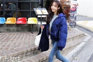 藍色羽絨服怎么搭配？打破冬日的沉悶感