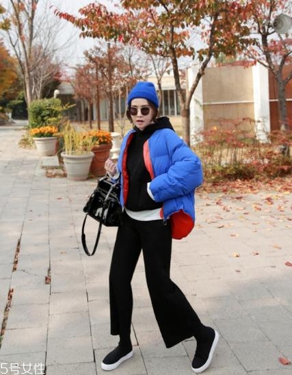 藍色羽絨服怎么搭配？打破冬日的沉悶感