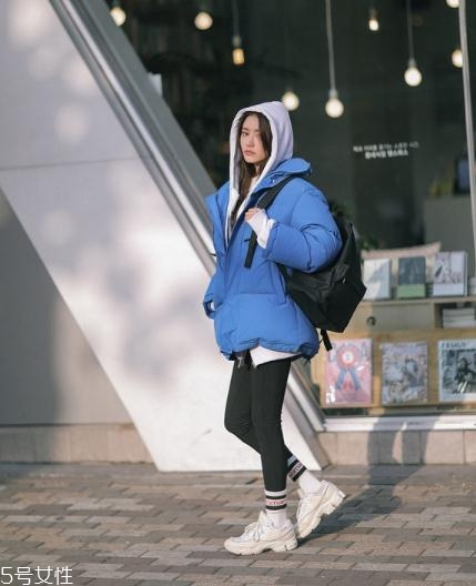 藍色羽絨服怎么搭配？打破冬日的沉悶感