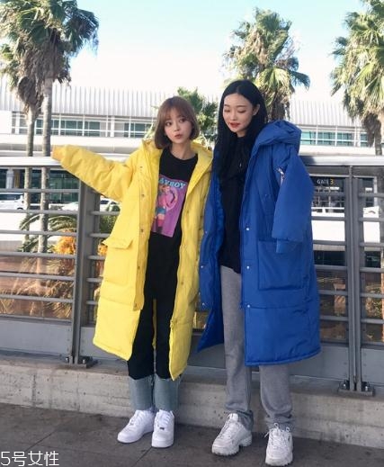 藍色羽絨服怎么搭配？打破冬日的沉悶感