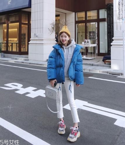 藍色羽絨服怎么搭配？打破冬日的沉悶感