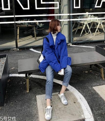 藍色羽絨服怎么搭配？打破冬日的沉悶感