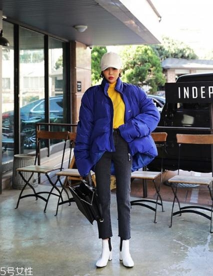 藍色羽絨服怎么搭配？打破冬日的沉悶感