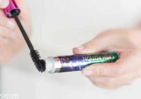 睫毛膏可以染頭發(fā)嗎？冷門技巧解決頭發(fā)問題