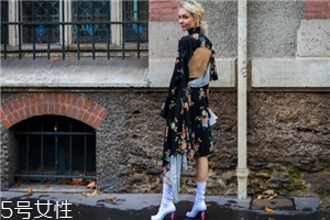 襪子靴配什么衣服好看？承包你一整年的時髦