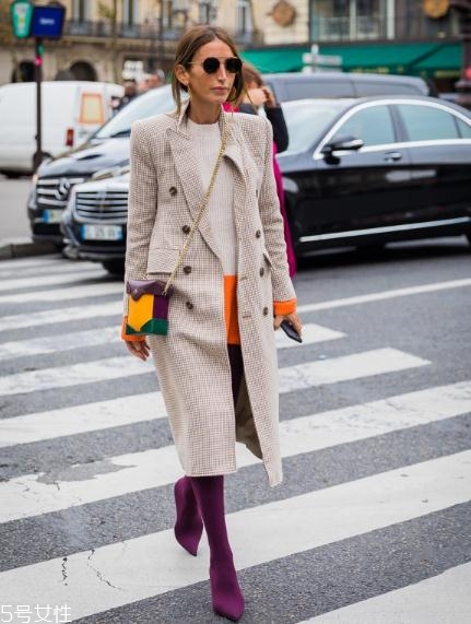 襪子靴配什么衣服好看？承包你一整年的時髦