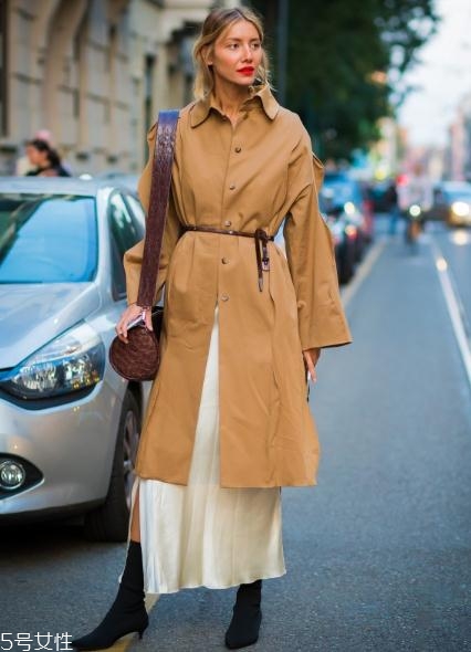 襪子靴配什么衣服好看？承包你一整年的時髦