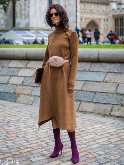 襪子靴配什么衣服好看？承包你一整年的時髦