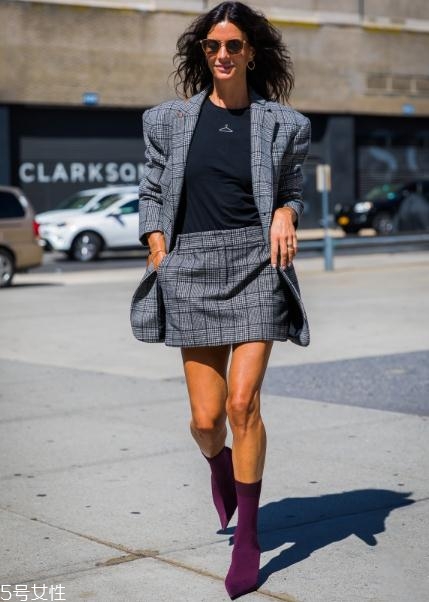 襪子靴配什么衣服好看？承包你一整年的時髦