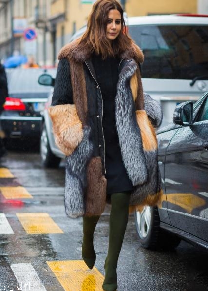 襪子靴配什么衣服好看？承包你一整年的時髦