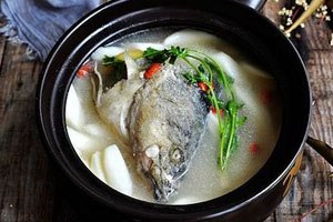 魚湯可以放山藥嗎 滋補山藥魚湯 魚湯可以放山藥嗎 滋補山藥魚湯