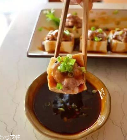 客家釀豆腐的家常做法 豆腐和豬肉這么做簡直絕配 客家釀豆腐的家常做法 豆腐和豬肉這么做簡直絕配