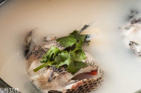 魚(yú)湯為什么要用油煎 教你幾招熬出乳白色魚(yú)湯