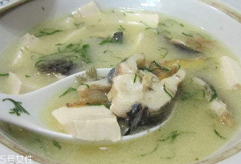 魚(yú)湯為什么要用油煎 教你幾招熬出乳白色魚(yú)湯