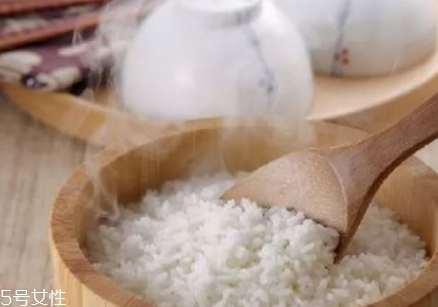 熱水煮飯還是冷水煮飯好？這樣煮飯更好吃