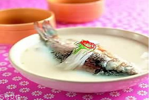 魚(yú)湯用冷水還是熱水 熬魚(yú)湯的小技巧 魚(yú)湯用冷水還是熱水 熬魚(yú)湯的小技巧