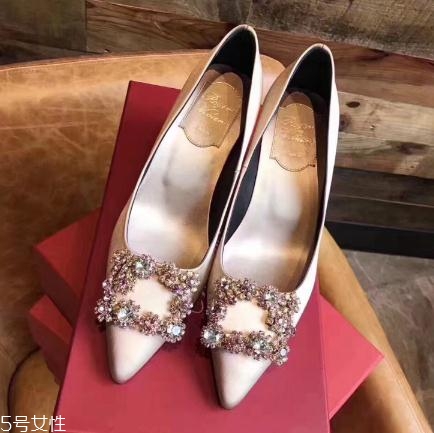roger vivier鞋子磨腳嗎？時(shí)尚界人手一雙的方扣鞋