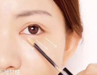 粉底先還是遮瑕先？最好先用粉底液