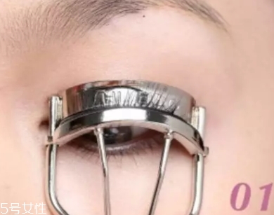 睫毛夾可以不涂睫毛膏嗎？