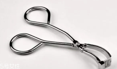 睫毛夾可以不涂睫毛膏嗎？