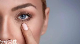 眼霜不可以來回涂抹嗎？這樣不如不涂