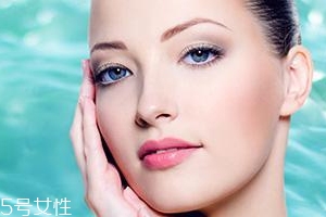 美白精華只能晚上用嗎？白天要做好防曬