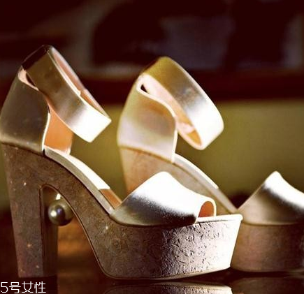 nicholas kirkwood是哪個國家的牌子？把優(yōu)雅穿在腳上