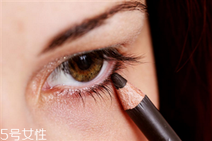 初學(xué)者怎么畫(huà)眼線好？教你如何正確畫(huà)完整眼妝