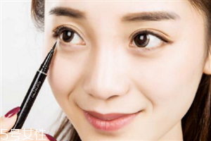 眼線筆什么顏色好看？眼線液的畫法步驟