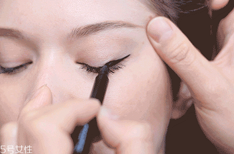 眼線筆什么顏色好看？眼線液的畫法步驟