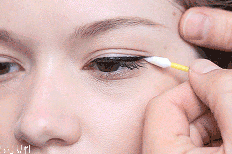 眼線筆什么顏色好看？眼線液的畫法步驟