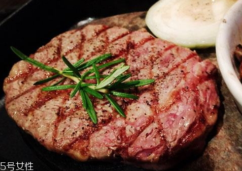 菲力牛排是指牛的哪個(gè)部位 其實(shí)就是牛里脊肉 菲力牛排是指牛的哪個(gè)部位 其實(shí)就是牛里脊肉