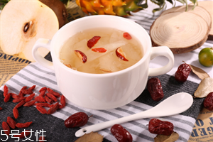 冰糖雪梨梨子能吃嗎？梨和什么一起煮著吃最好？